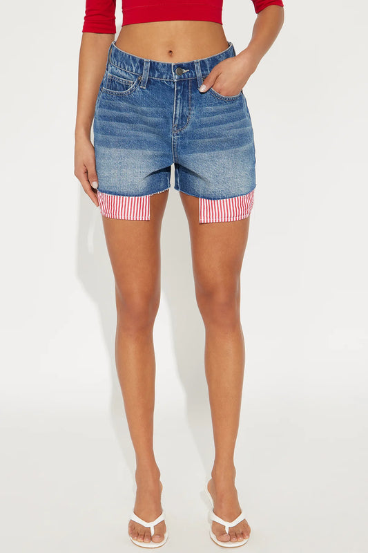 Short, azul con bolsillos sobre salientes en color rojo con rayas en color blanco.