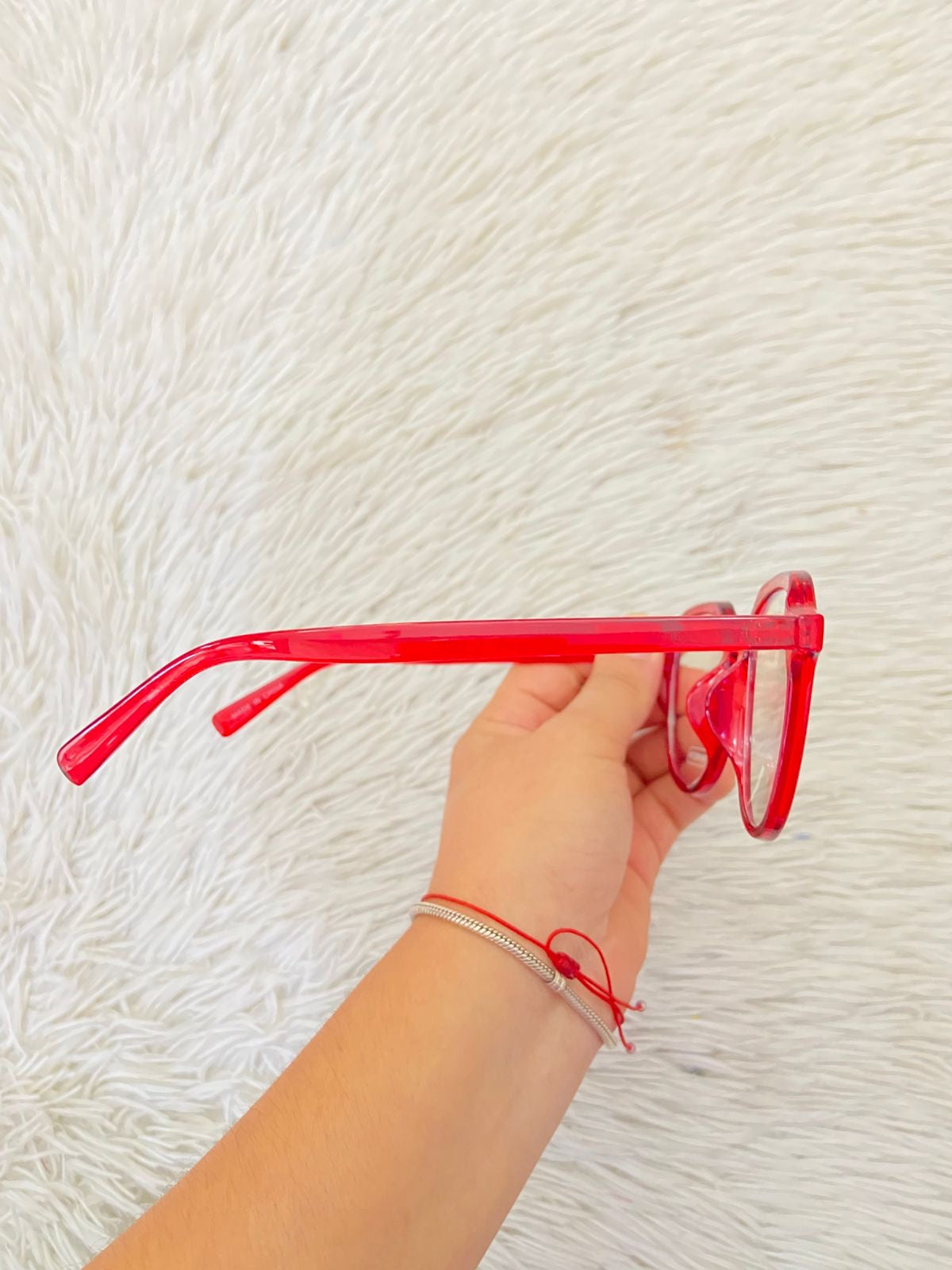 Lentes rojos con montura redonda  y cristales amarillos claros