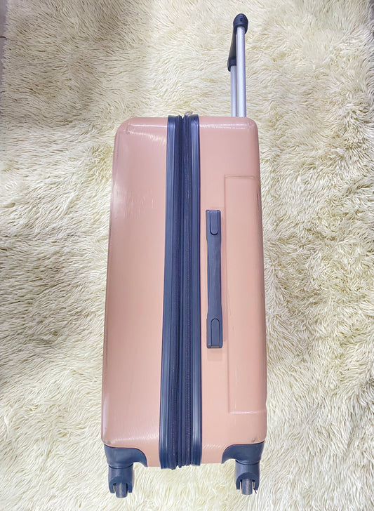 Maleta CALVIN KLEIN Original en color beige con logo de la marca en el frente. Material ABS resistente al agua.  Asa telescópica ajustable