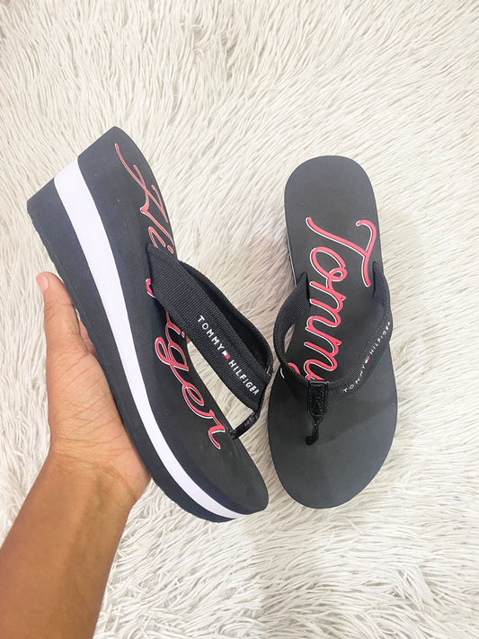 Sandalias Tommy Hilfiger original negra con letras TOMMY en rojo, plataforma.