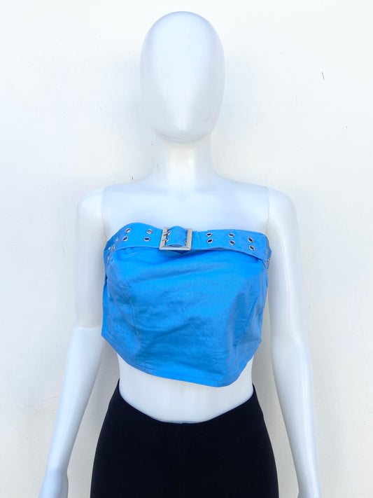 Top Fashion Nova original azul strapless con correa en frente.