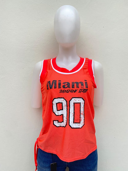Top/ franela color naranja neón, con letras MIAMI 90 en blanco y negro.