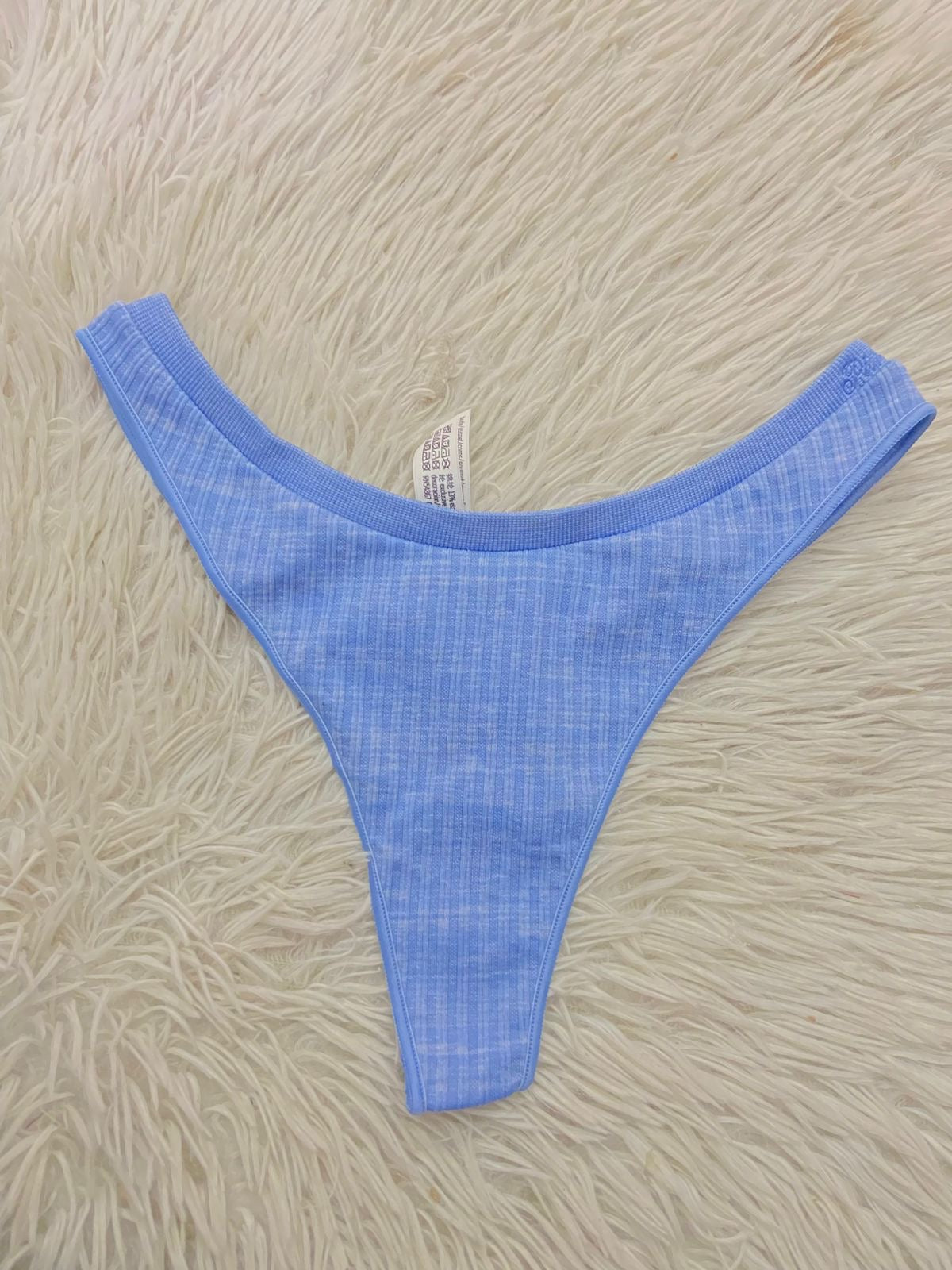 Panti PINK original azul claro con diseño de líneas, tanga.