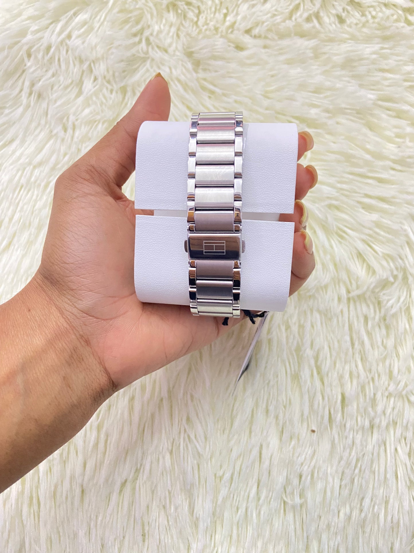 Reloj TOMMY HILFIGER original, cara 46mm plateado con fondo en color  blanco con azul y manecillas en color blanco.