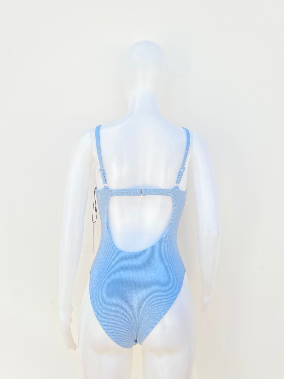 Biquini de una pieza en color azul con tela brillante con abierto ajustable al frente y un poco descubierto atras.