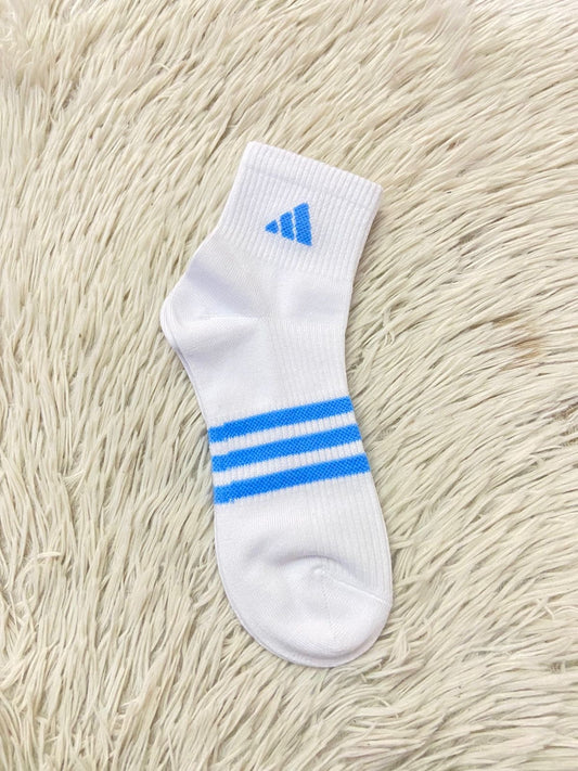 Medias Adidas Original en color blanco con lineas y logotipo de la marca en color azul.
