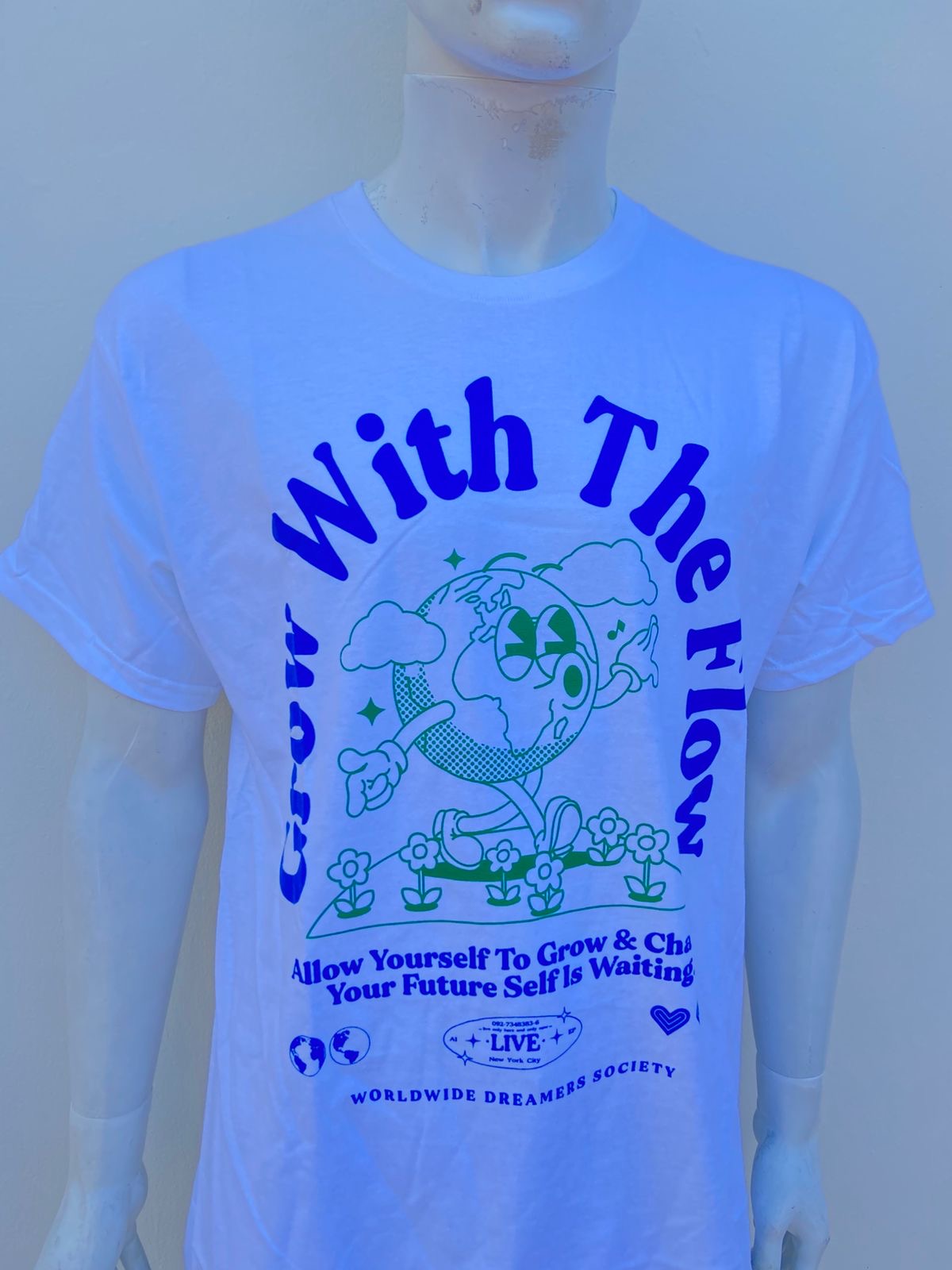 T-shirt, blanco con letras CROW WITH THE FLOW en azul.