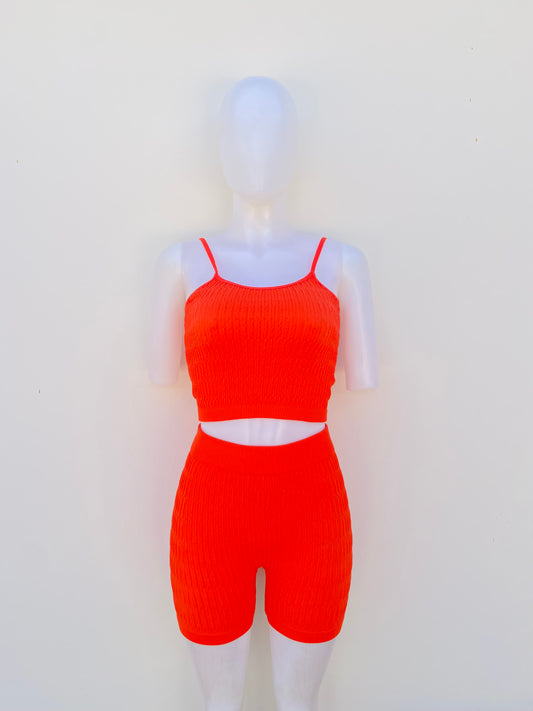 Conjunto, naranja de legging corta y top, estilo tela lechuga.