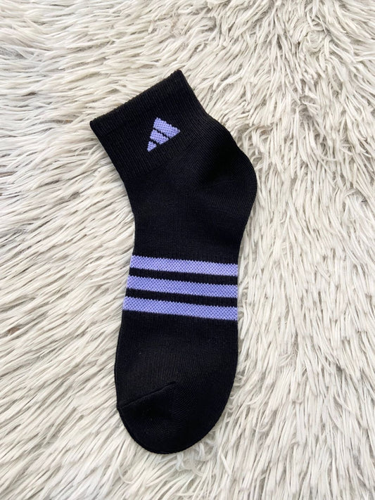 Medias ADIDAS original, negra con rayas en color morado/azul y logotipo.