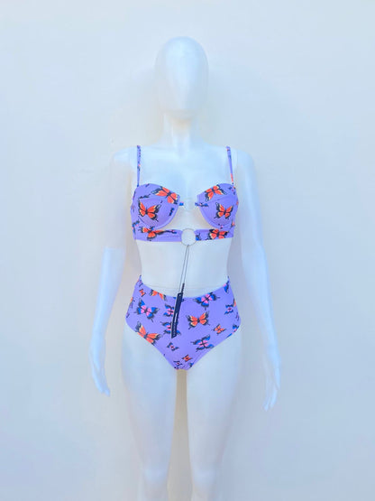 Biquini, de dos piezas morado con estampado de mariposas en color naranja.
