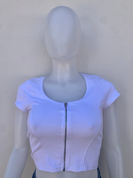 Top esencial en color blanco con siper al frente