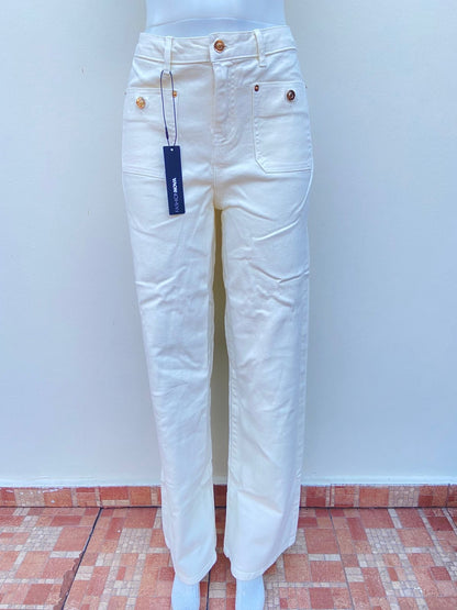 Pantalon blanco/crema ancho con botones en color dorado y bolsillos al frente.