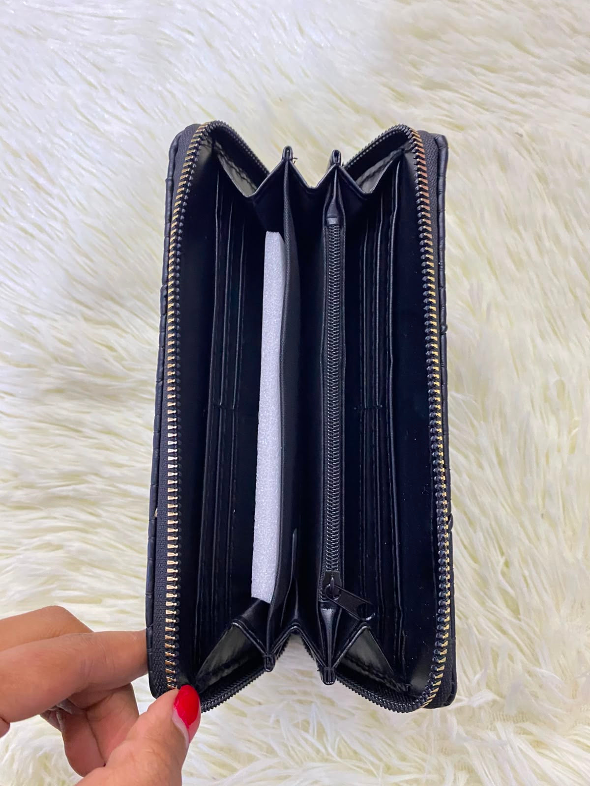 Monedero, negro con diseños de Zic Zac y zipper en dorado.
