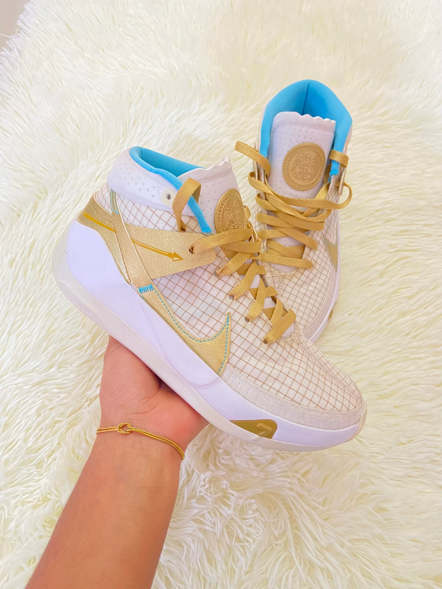 Tenis NIKE original blanco con dorado y azul y detalles de cuadros, altos.