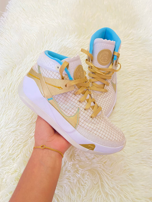 Tenis NIKE original blanco con dorado y azul y detalles de cuadros, altos.