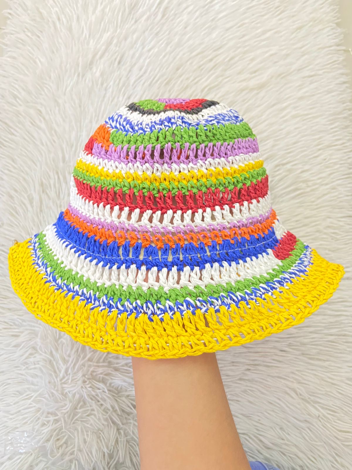 Gorro multicolor tejido en crochet de hilo