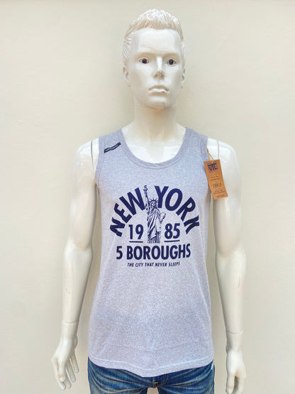 Franela VERTICAL SPORT original, gris claro con letras NEW YORK en azul marino.