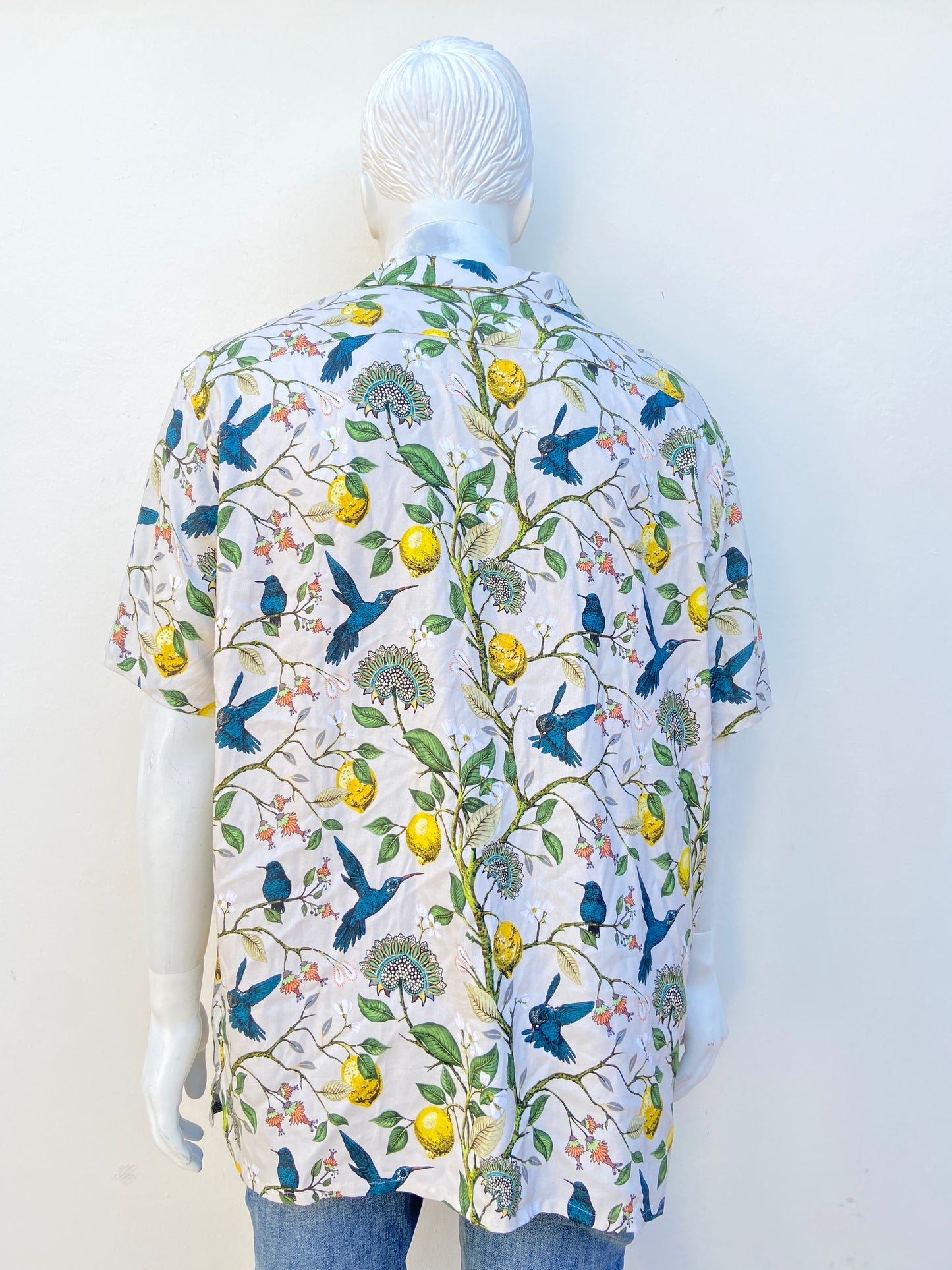 Camisa Express original crema con estampado de flores y pájaros.
