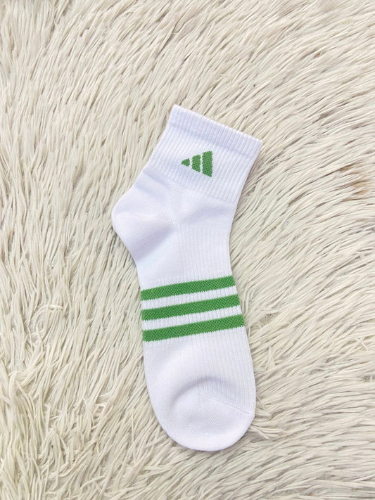 Medias Adidas Original en color blanco con lineas y logotipo de la marca en color verde.