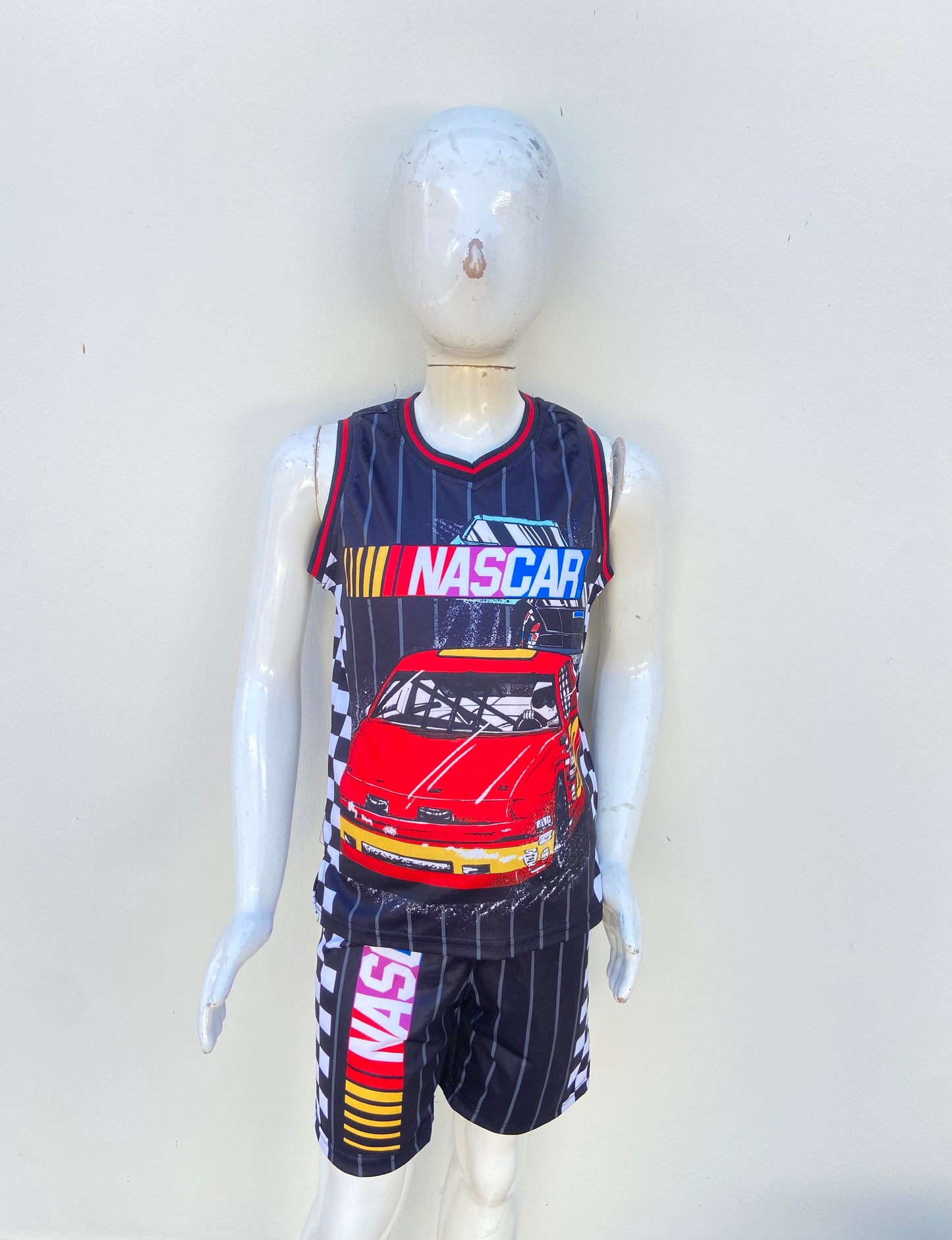 Conjunto INASCAR original, negro con estampado de carro rojo en frente y rayas.