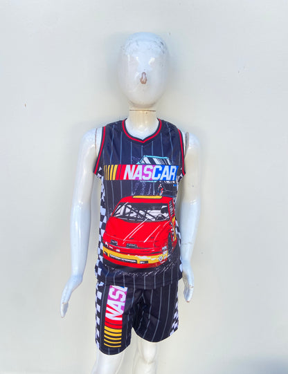 Conjunto INASCAR original, negro con estampado de carro rojo en frente y rayas.