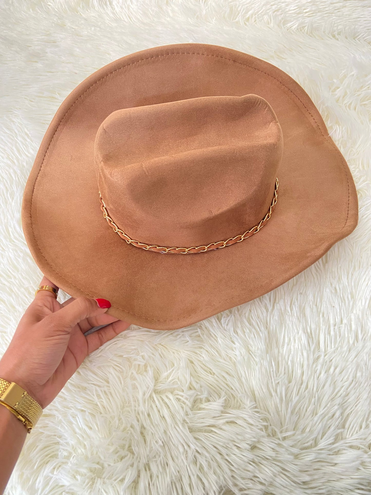 Sombrero, marron/ caramelo con Cadena alrededor en dorado, estilo vaquero.