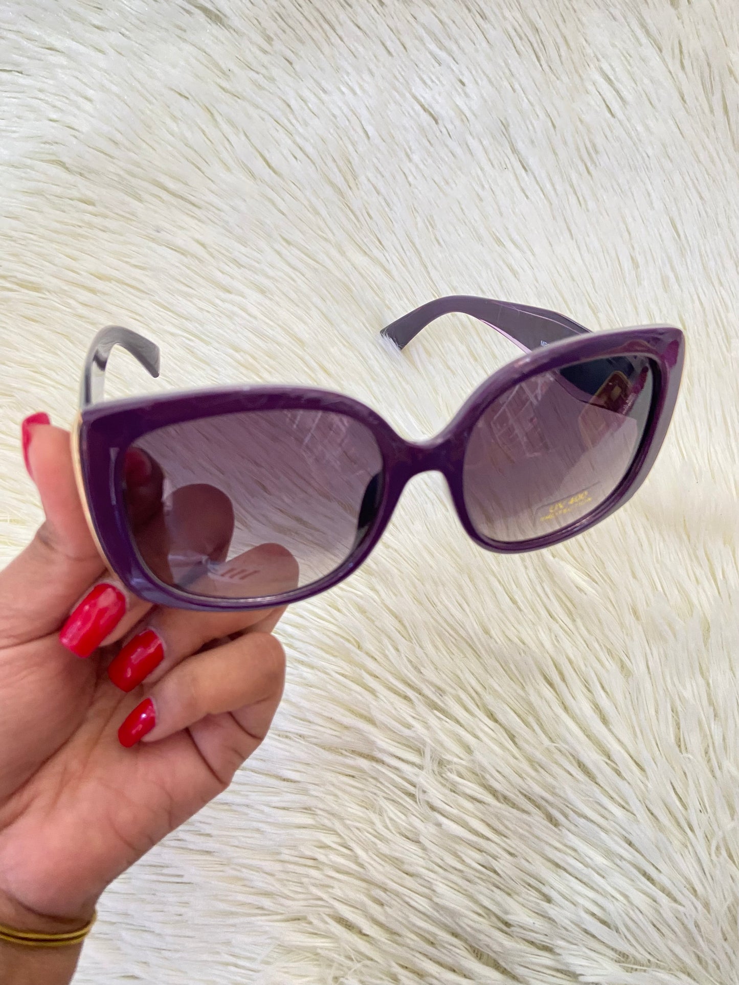 Lentes, morado oscuro con micas negras y detalles en dorado,protección UV de 100-400.