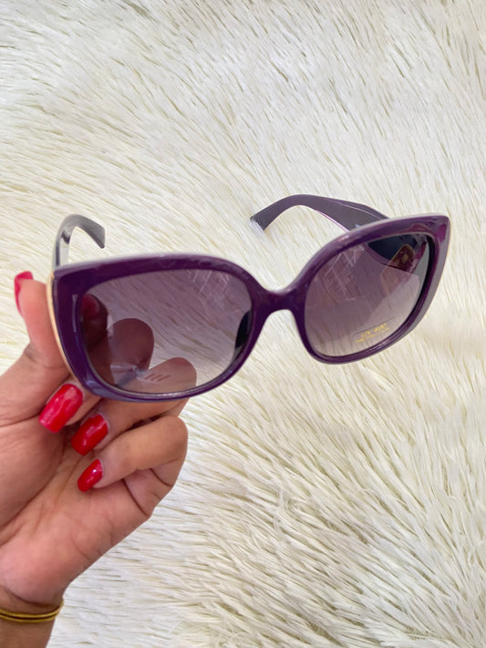 Lentes, morado oscuro con micas negras y detalles en dorado,protección UV de 100-400.