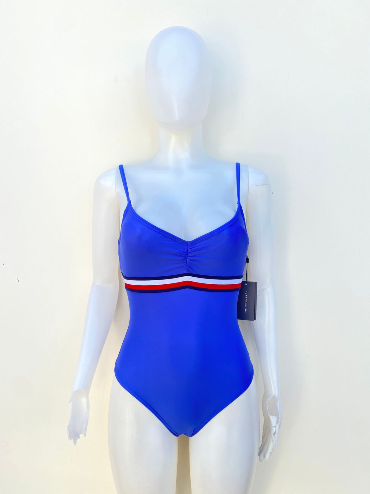 Biquini TOMMY HILFIGER original, azul rey, con líneas en color rojo y blanco.