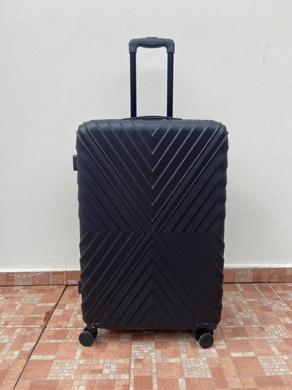 Maleta TAHARI Original, en negra. Material ABS resistente al agua.  Asa telescópica ajustable. Interior con doble compartimento