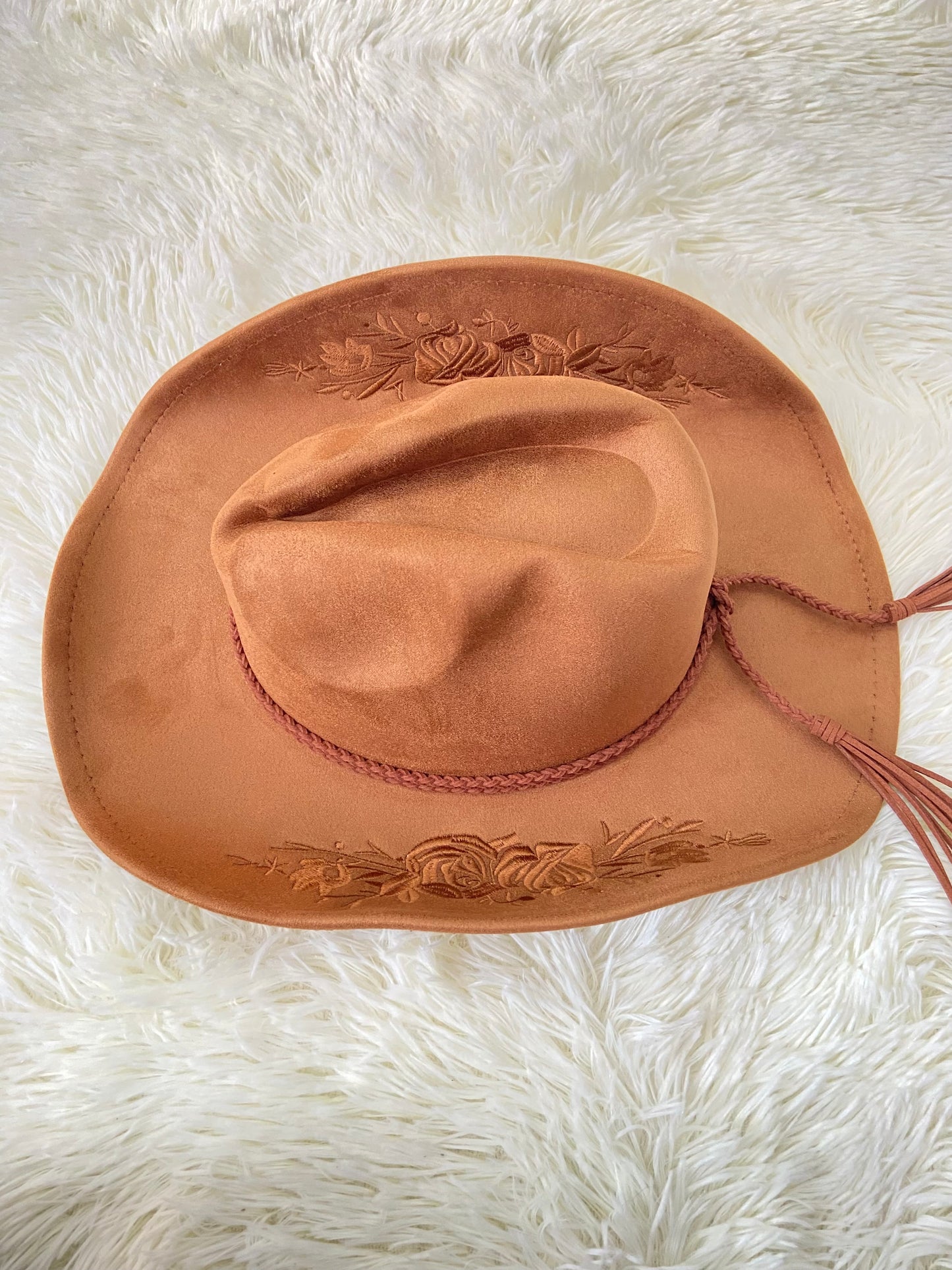Sombrero, marron con bordado de flores en los lados y lazos, estilo vaquero.