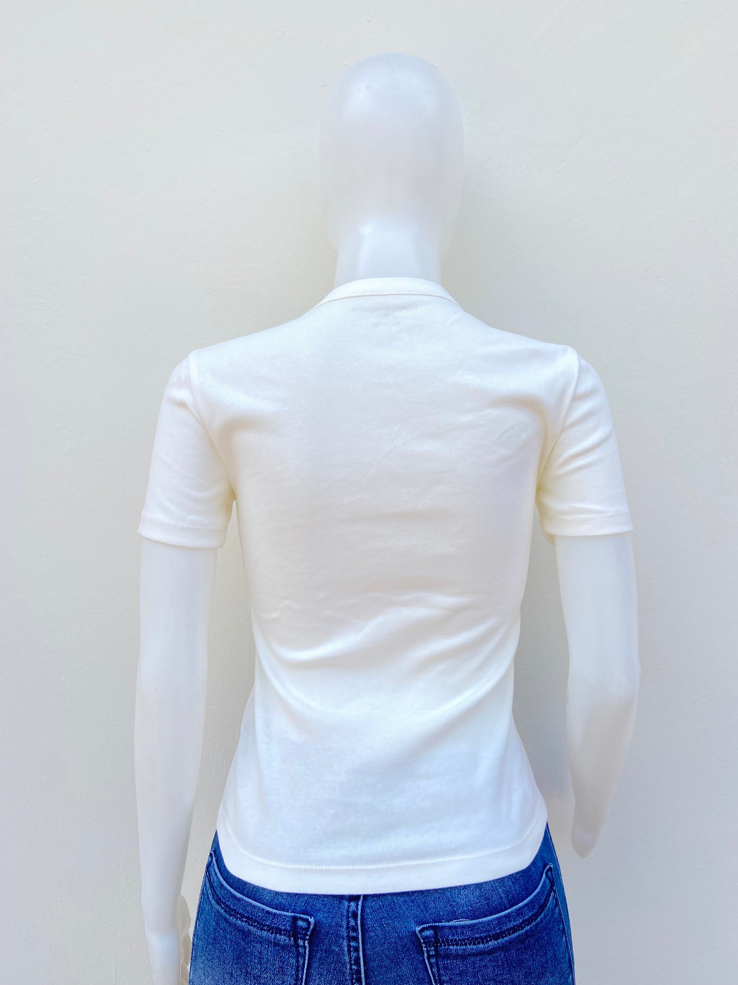 Blusa/ T-shirt TOMMY HILFIGER original, blanco hueso ( crema/ vainilla) con botones en frente.