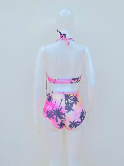 Biquini, de dos piezas  Rosado con estampado de palmeras.