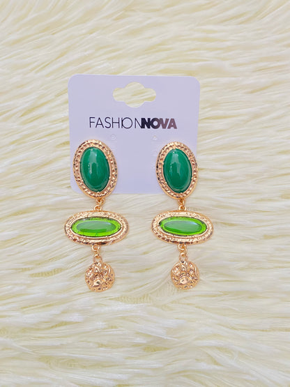 Aretes, dorado con piedras en color verde, colgantes.