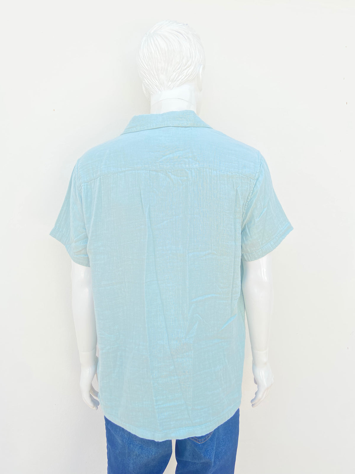 Camisa 100% algodón organico AEROPOSTALE Original, color verde claro con botones en color marron.