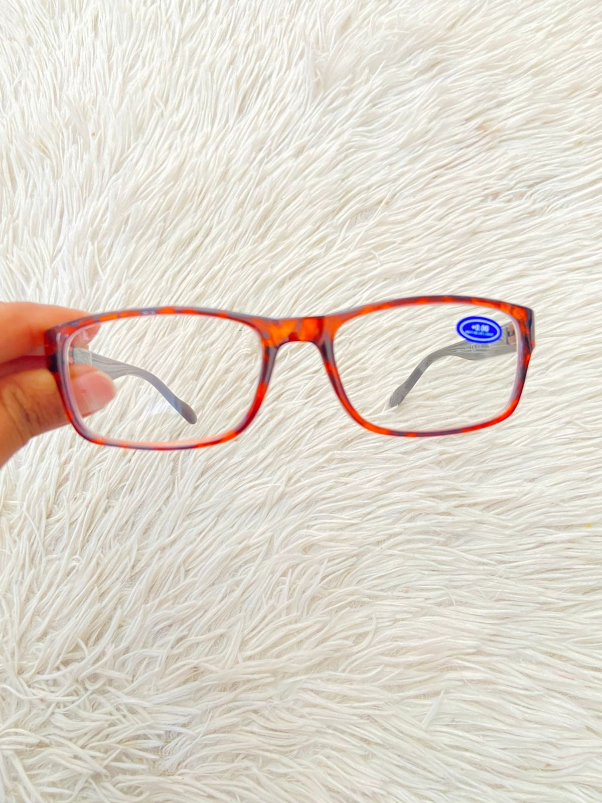 Lentes en color marron con estampado de animal print, micas claras y marco negro. pequeño