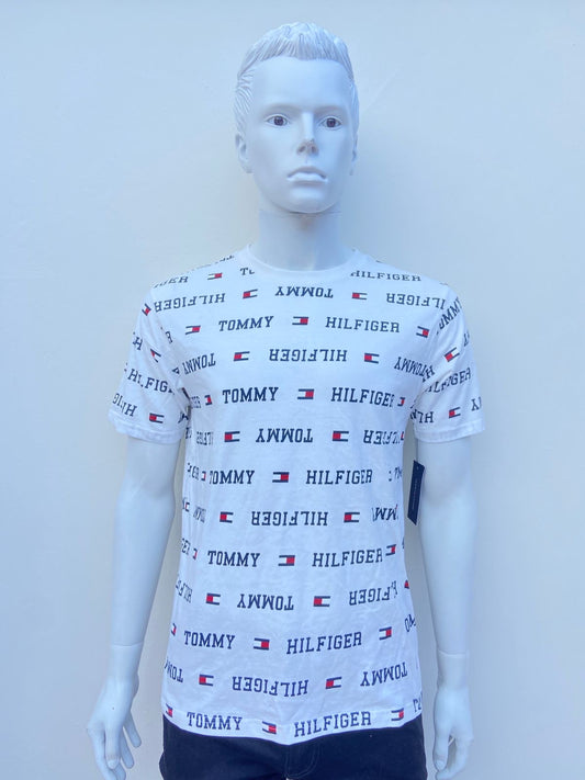 T-shirt Tommy Hilfiger original blanco, con letras TOMMY en azul marino y logotipo de la marca alrededor.
