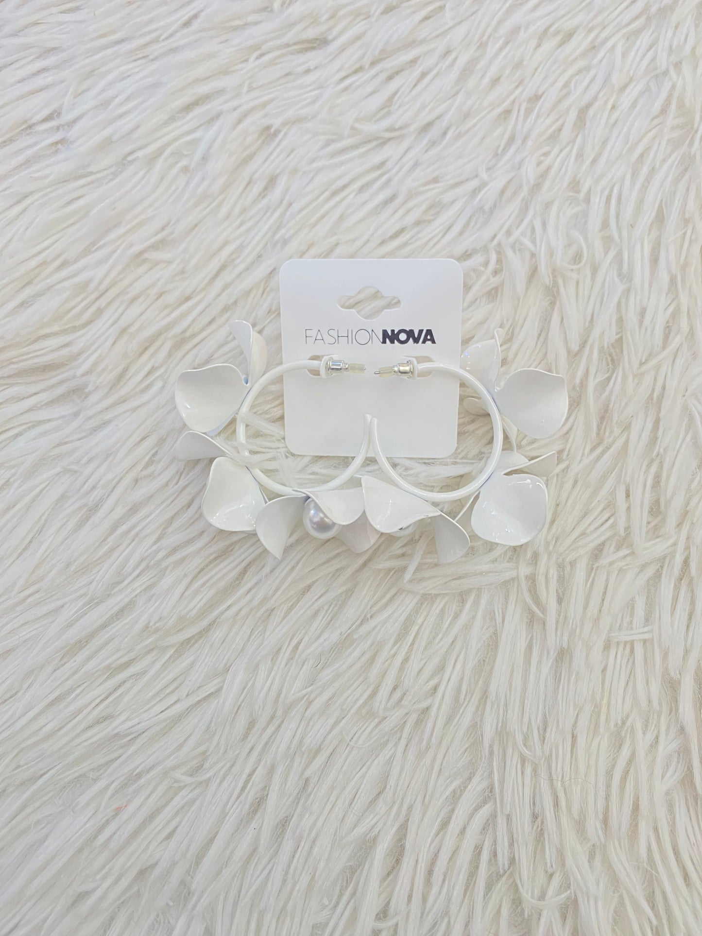 Aretes Fashion Nova original, blanco de metal con perlas.