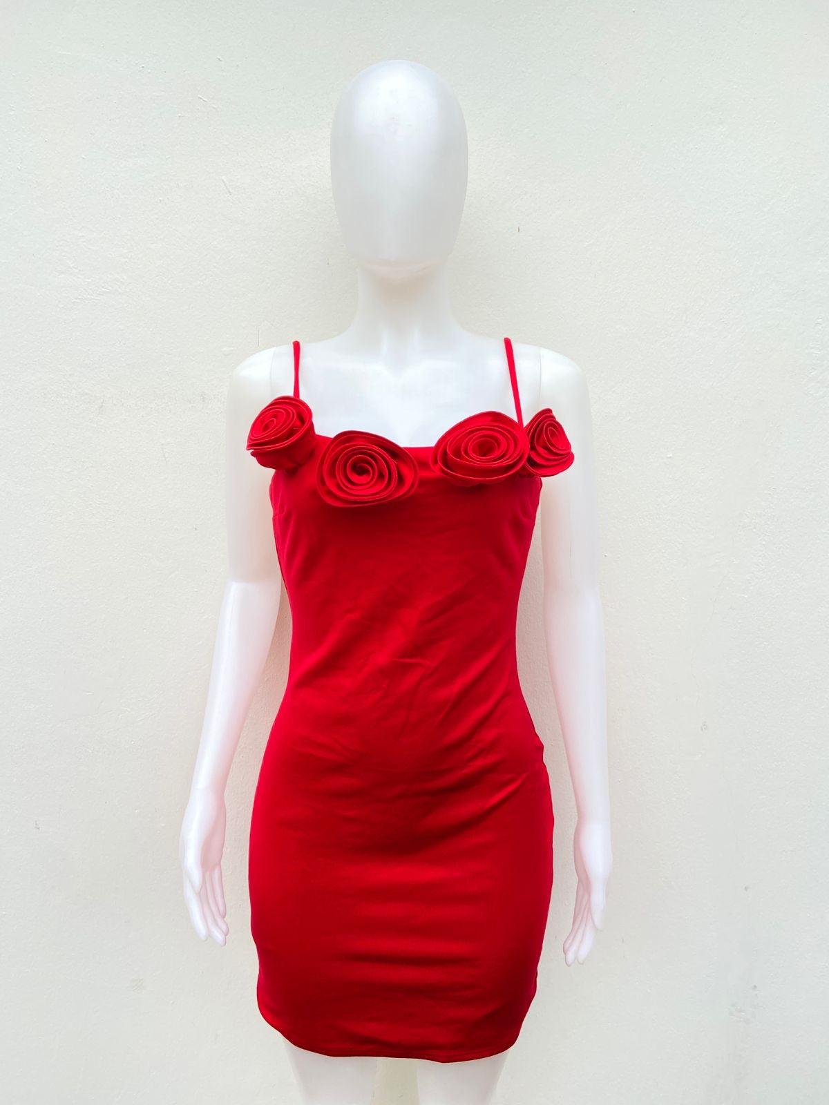 Vestido Fashion Nova original rojo en tiros y detalles en rosas con Zipper trasero.