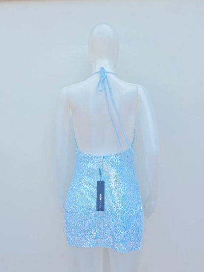 Vestido azul claro con lentejuelas y escote en la espalda.