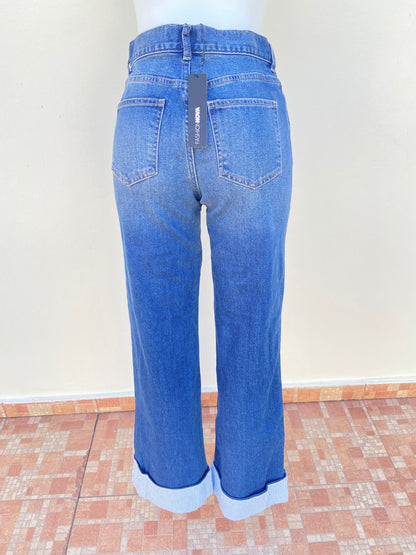 Pantalon Jean azul con tela azul con rayas blancas abajo, alto y con botón en color plateado.