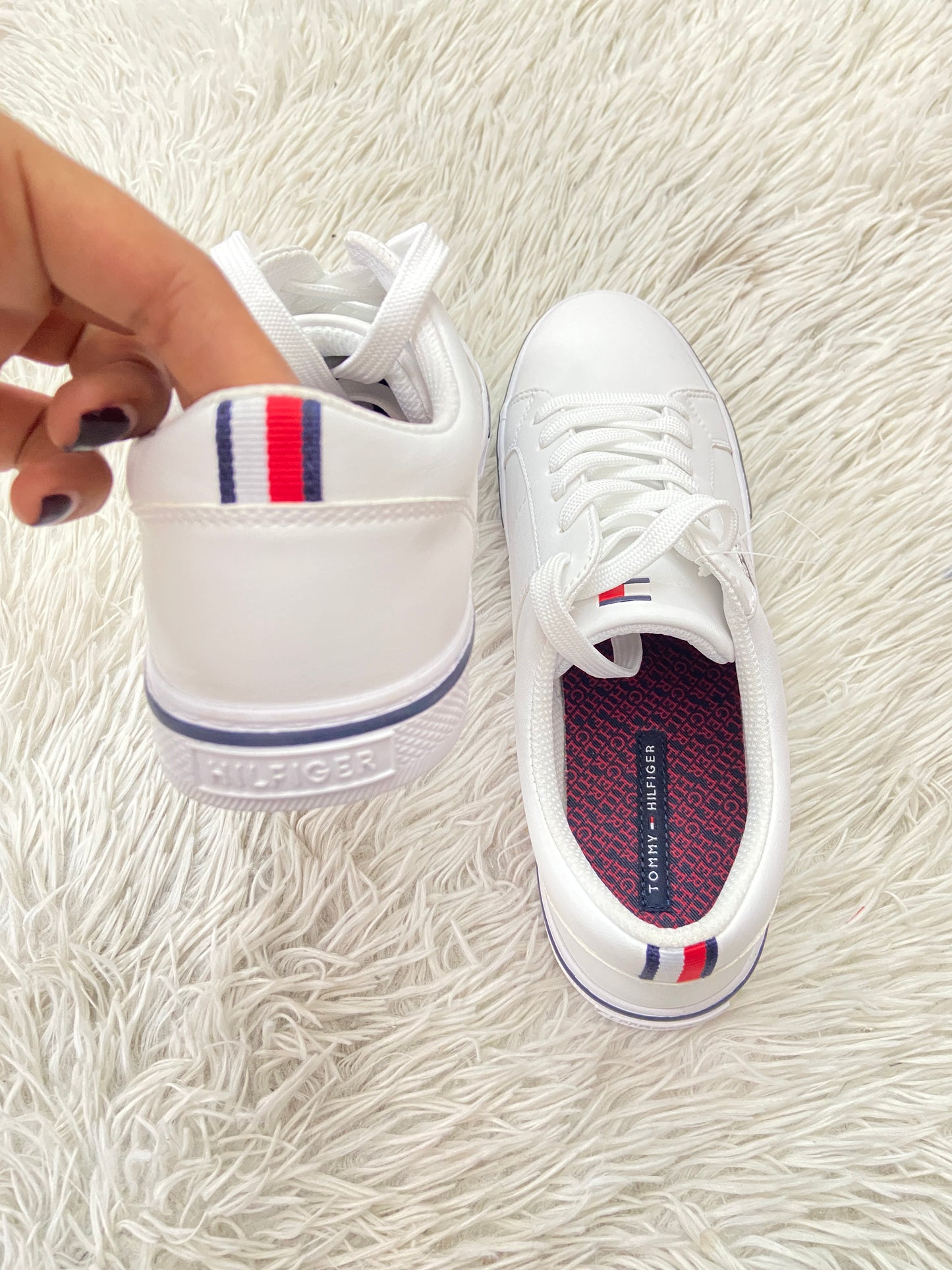 Tenis Tommy Hilfiger original blanco, con logotipo TH en azul.