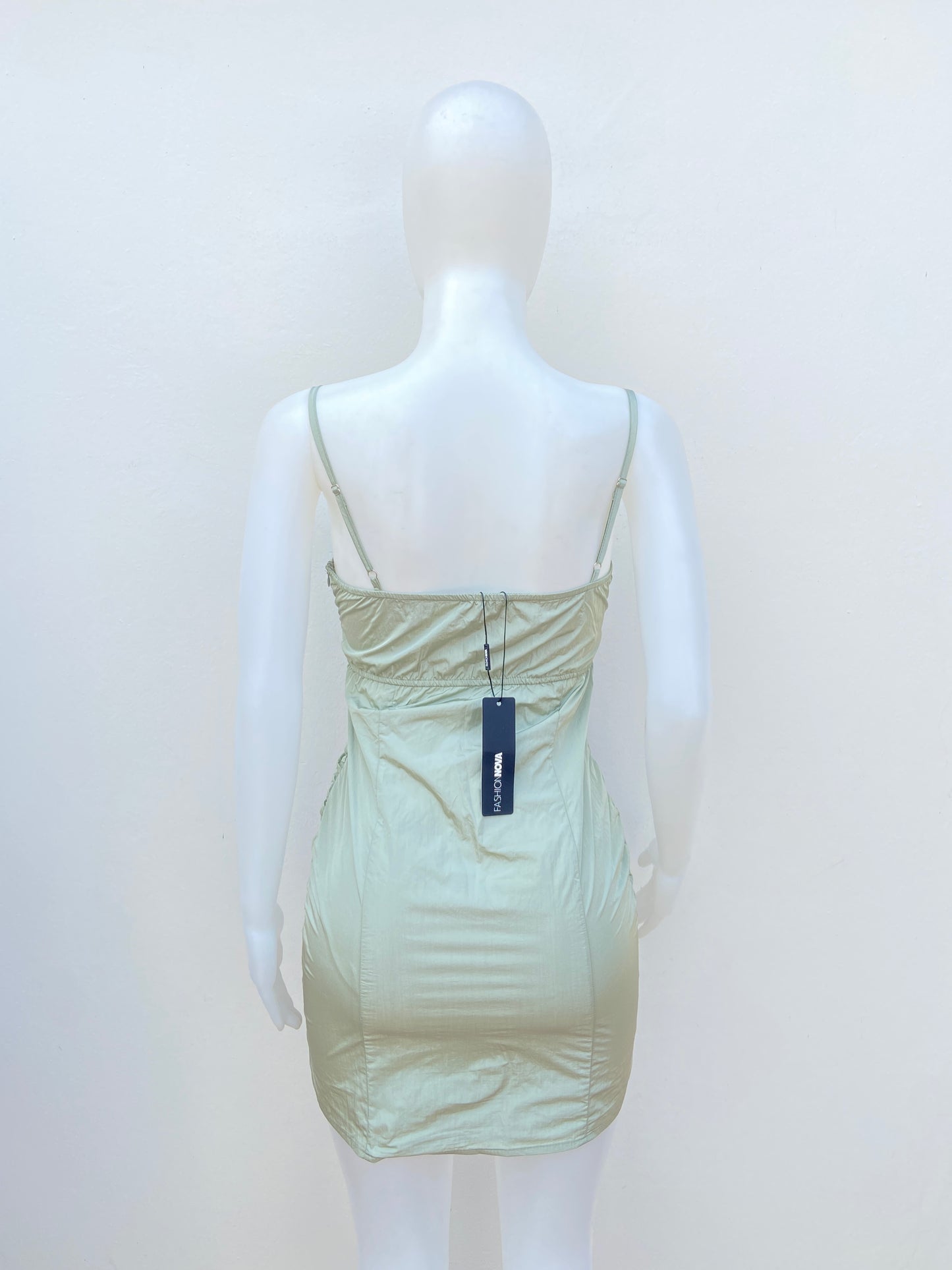 Vestido Fashion Nova original verde claro sage, con lazos ajustables estilo cargo.