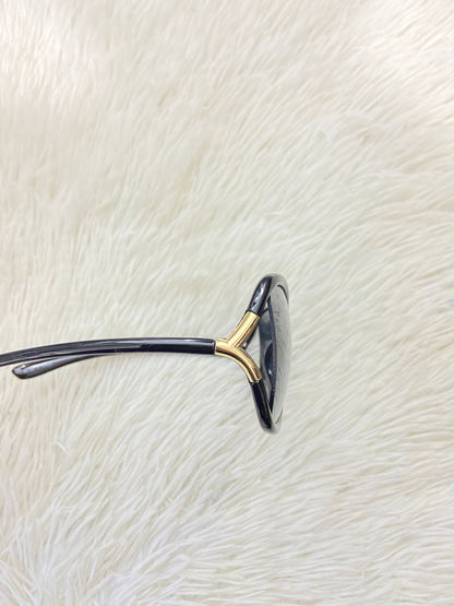 Lentes con montura en forma de V dorado. Con protección 100% UV