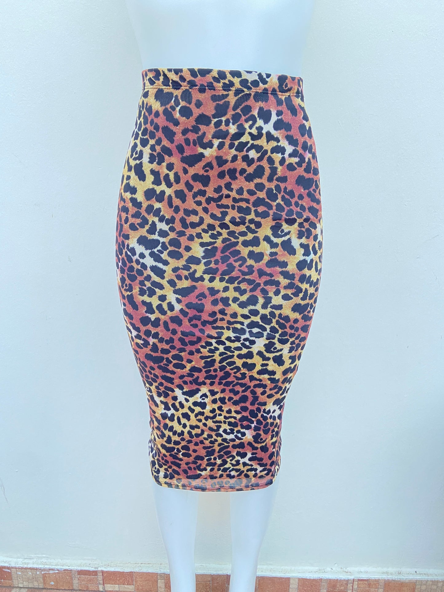 Falda Fashion Nova original negra con estampado de animal print.