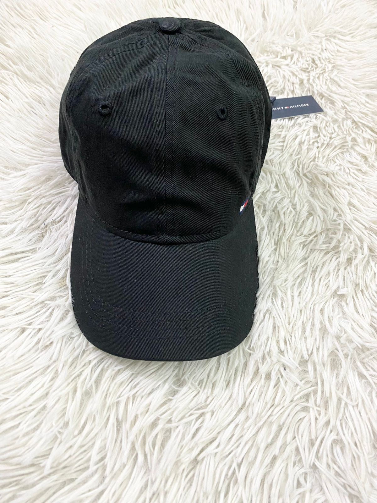 Gorra Tommy Hilfiger original negra con pequeño logotipo al lado y letras HILFIGER en blanco.