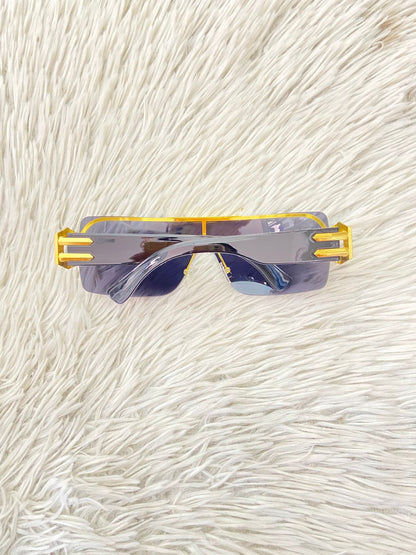 Lentes con protección UV 100-400 para proteger tu visión. En color negro con detalles dorados en los lados.