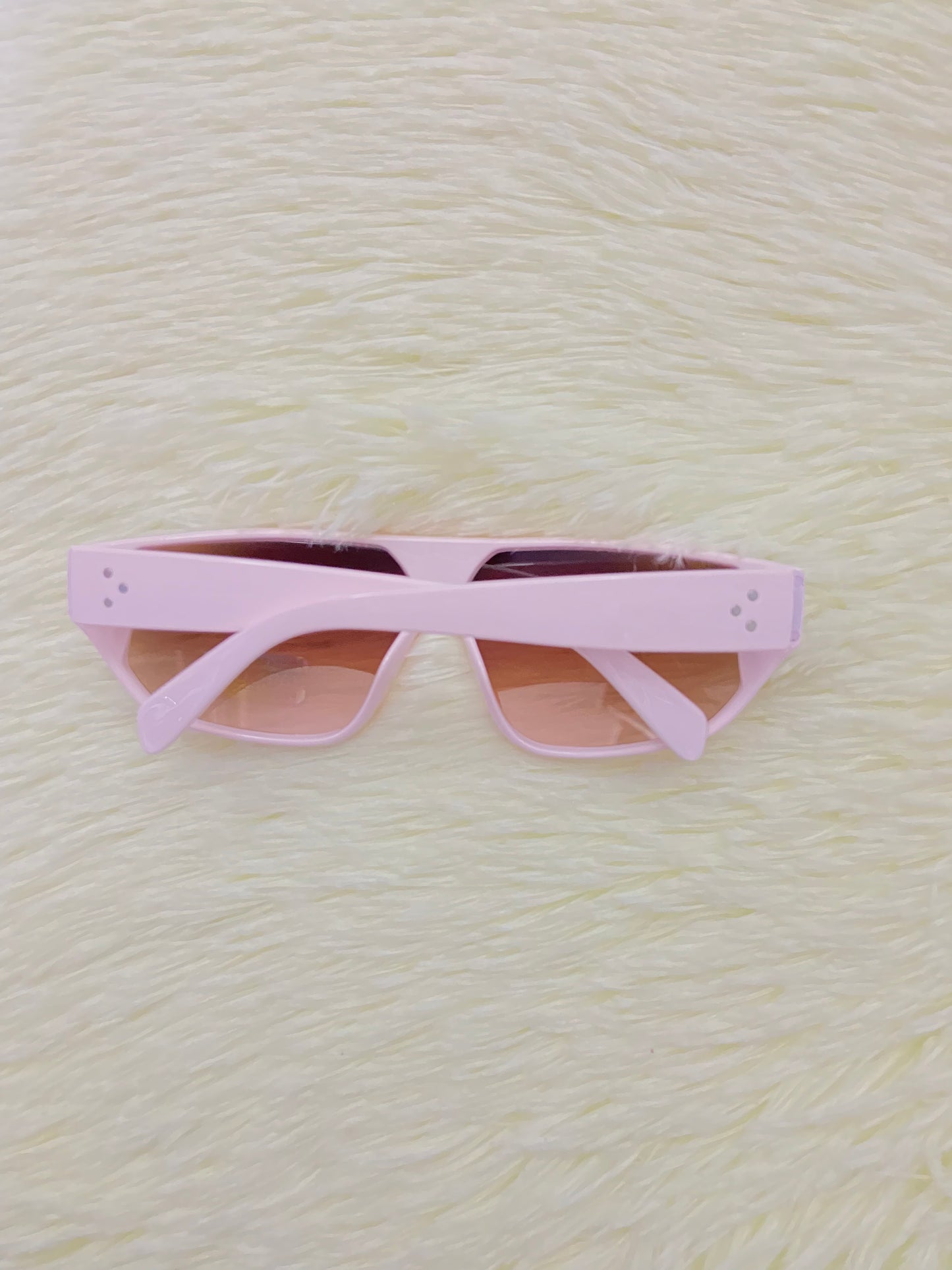 Lentes, rosado claros con micas en color marron y detalles en plateado, 100 % Polycarbonate y protección UV.