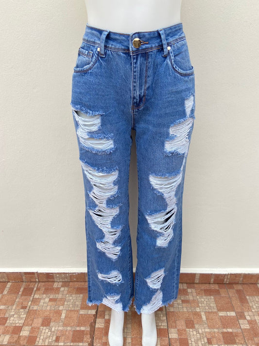 Pantalón Jean, azul con rasgados en la parte delantera y los bolsillos traseros.