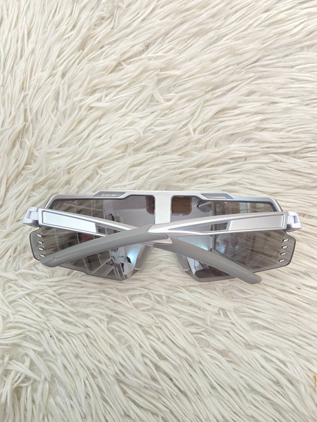 Lentes, plateados con montura en color plateado metálico.